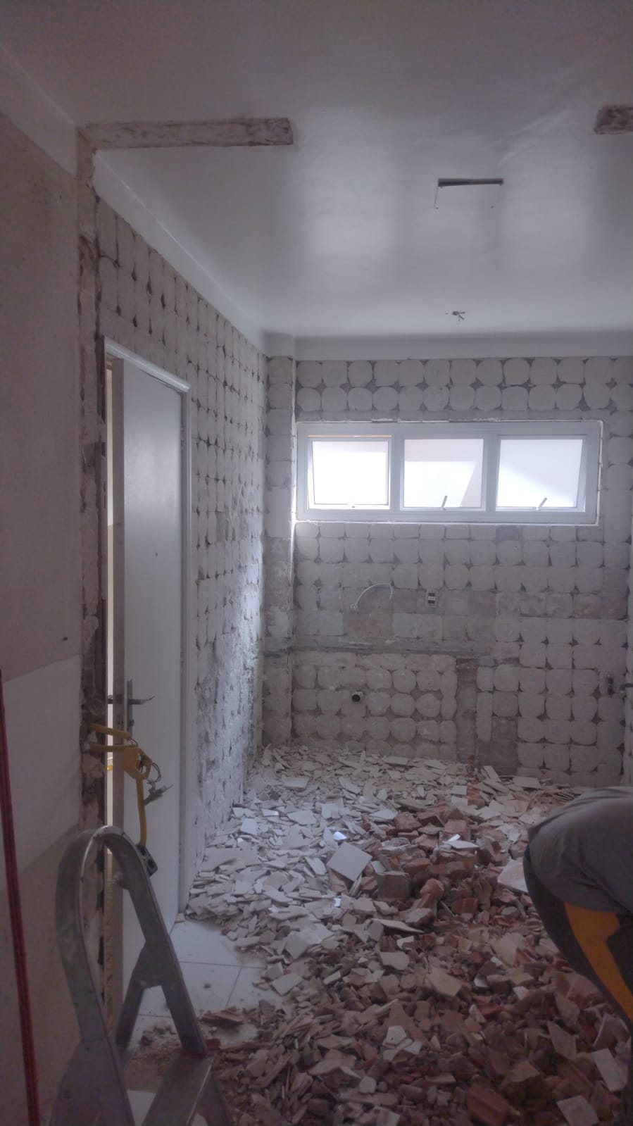 Revestimento moderno em banheiro de apartamento - Magno Reformas